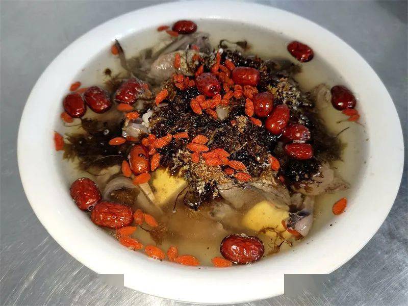 "回心草炖猪心汤"是磨黑镇传统十二大名菜之一,汤里最重要的就是新鲜