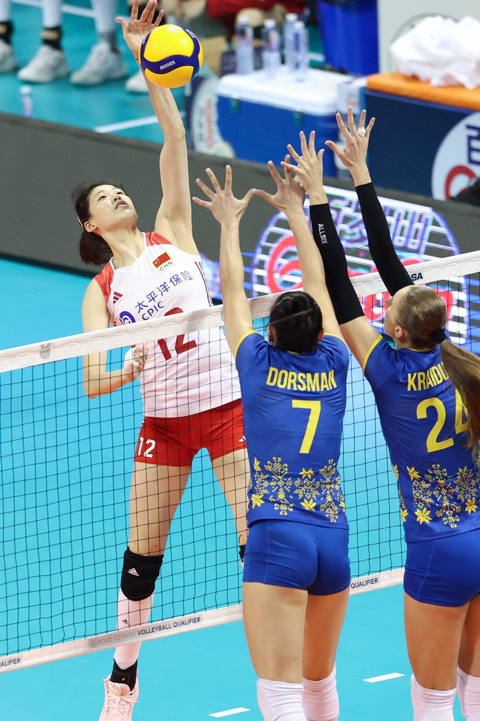 (体育)排球——巴黎奥运会女排资格赛:中国胜乌克兰