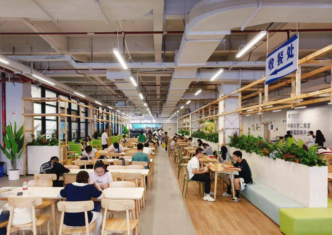 翻新后的南校区二食堂一楼目前,新校区综合餐饮大楼正拔地而起,宿舍楼