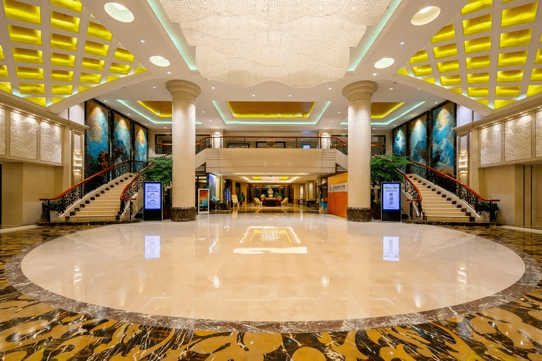 入夜后酒店华灯璀璨,震撼的夜景引得无数宾客纷纷打卡拍照.某点评网4.