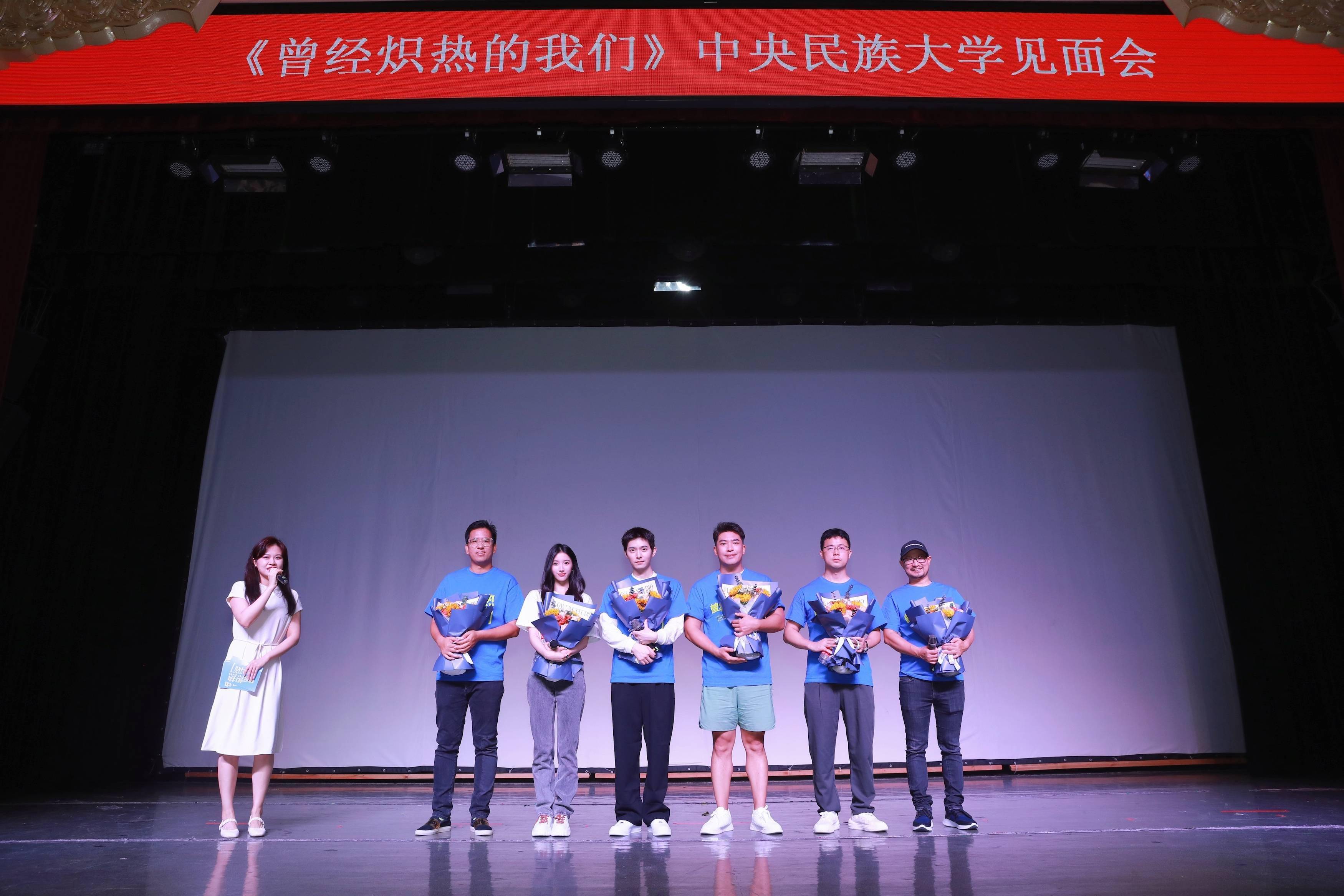 导演马小刚携主演骆明劼,胡嘉欣,出品人王哲涵等在现场与同学们近距离
