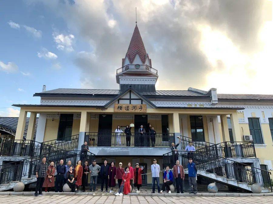 黑龙江延寿县湿地公园万寿瓶前与旅行团文友合影留念黑龙江延寿县长寿