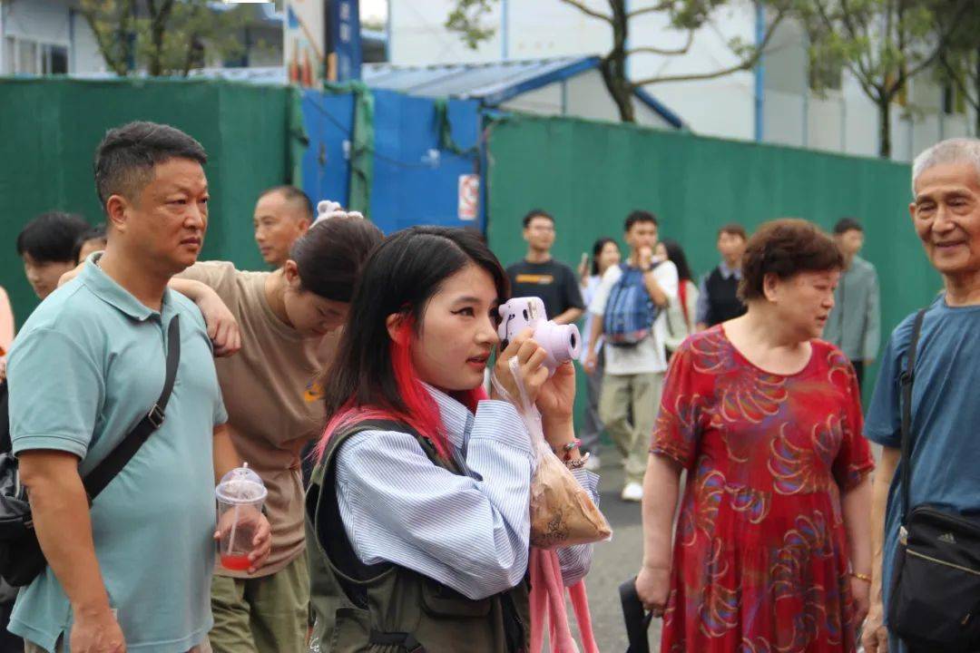 由i转e热心的学长学姐白色的校服蓝色的臂章红色的马甲我们在东软等你