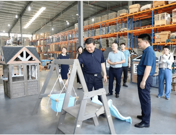 第四理论学习实践小组走进木材加工企业当好企业PG电子 PG平台发展“护航员”(图2)