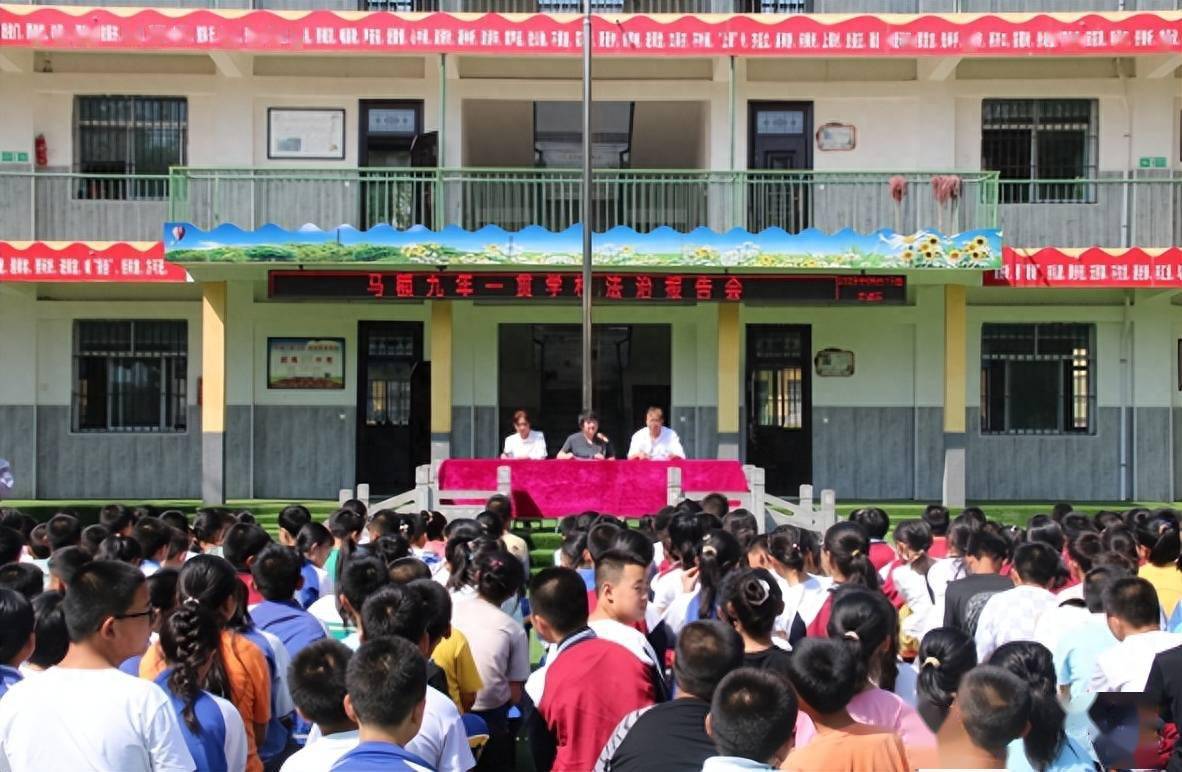 9月15日,三原法院民事审判庭副庭长,员额法官王蕾走进马额中学,为学生