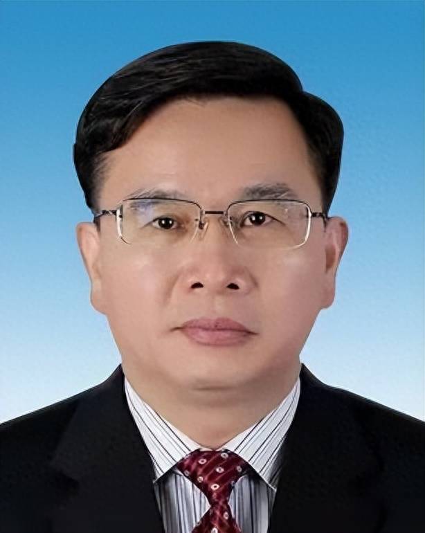 杨兴斌杨兴斌,男,汉族,现任莆田市政府党组成员,秘书长,市政府办公室
