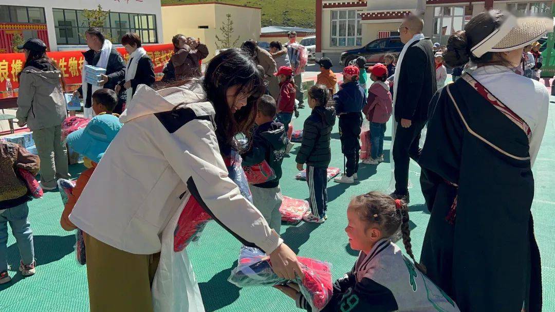 芒科小学学生代表致感谢词活动最后,团县委书记洛布战斗表示:首先感谢