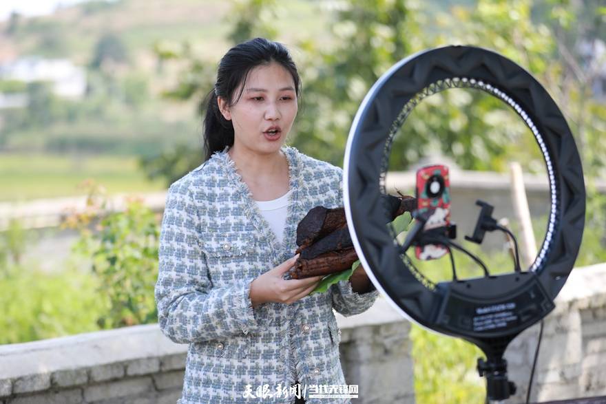 土特产上"云端" "新农人"成主播 黔西乡间土货变电商爆款_直播_农产品