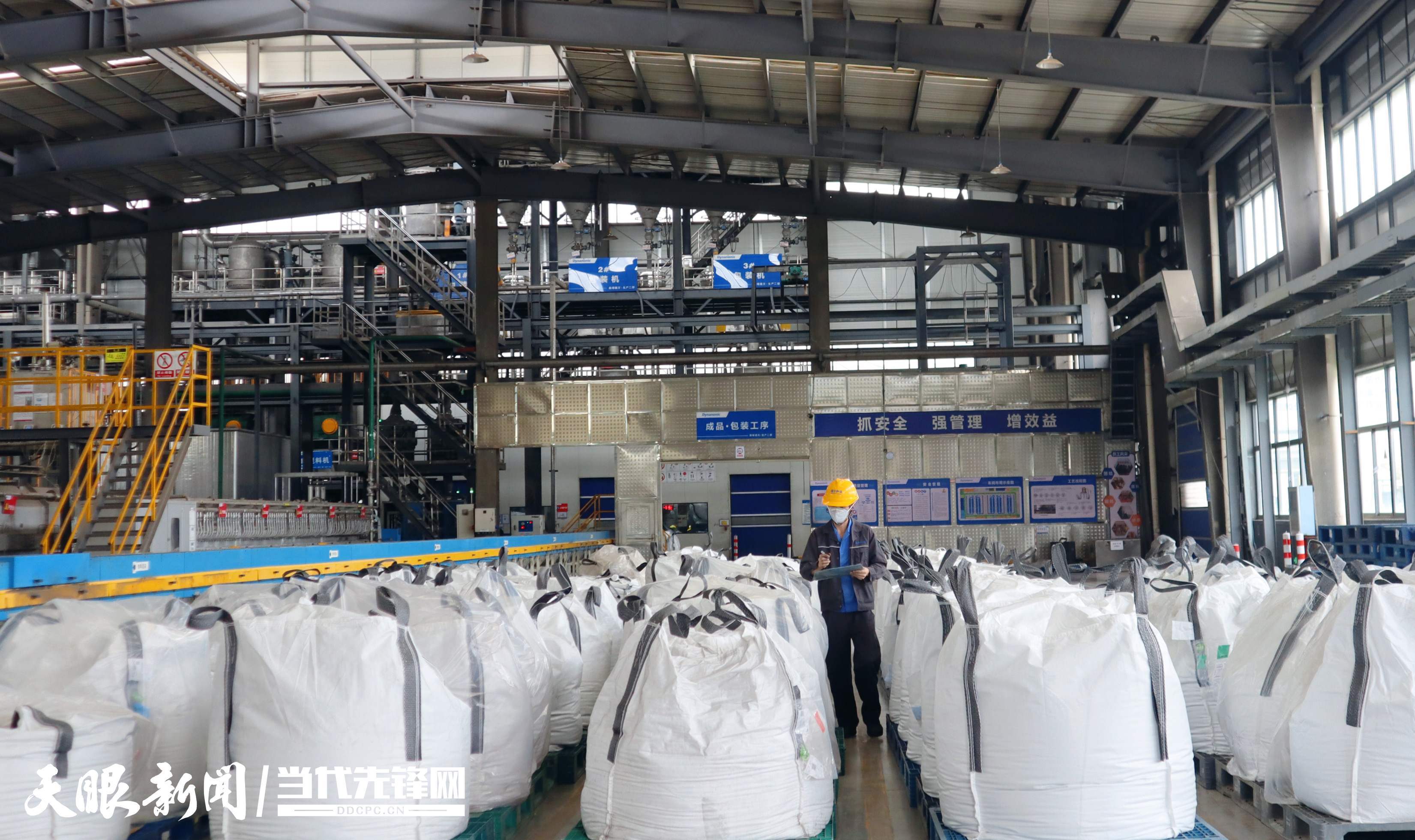 曲靖市德方纳米科技有限公司工人正在清点成品数量让产业"链"起来