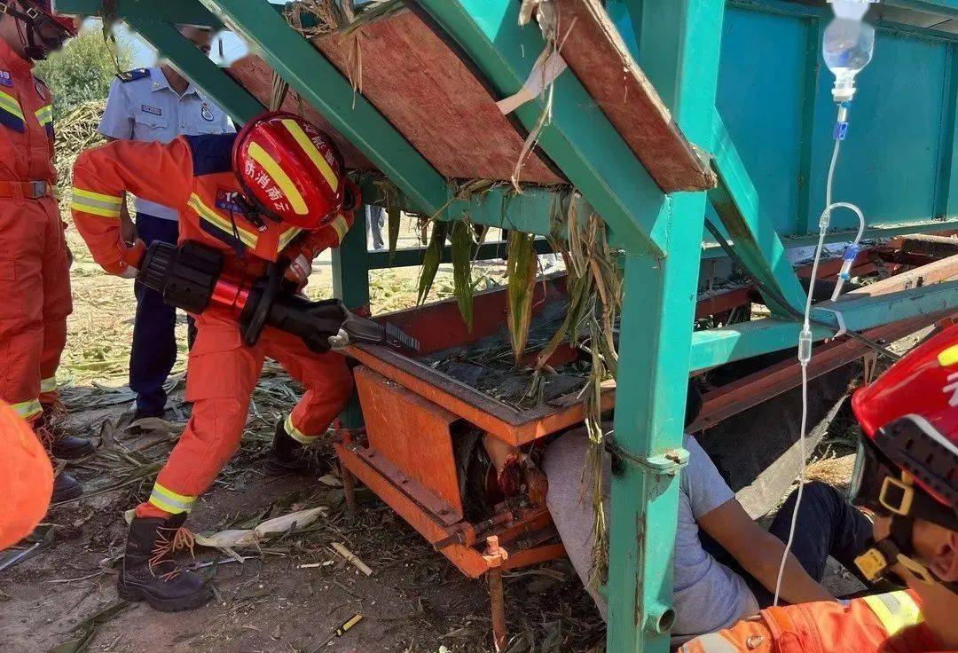 现场不忍直视!大理一村民手臂被卷入粉碎机内,情况危急!