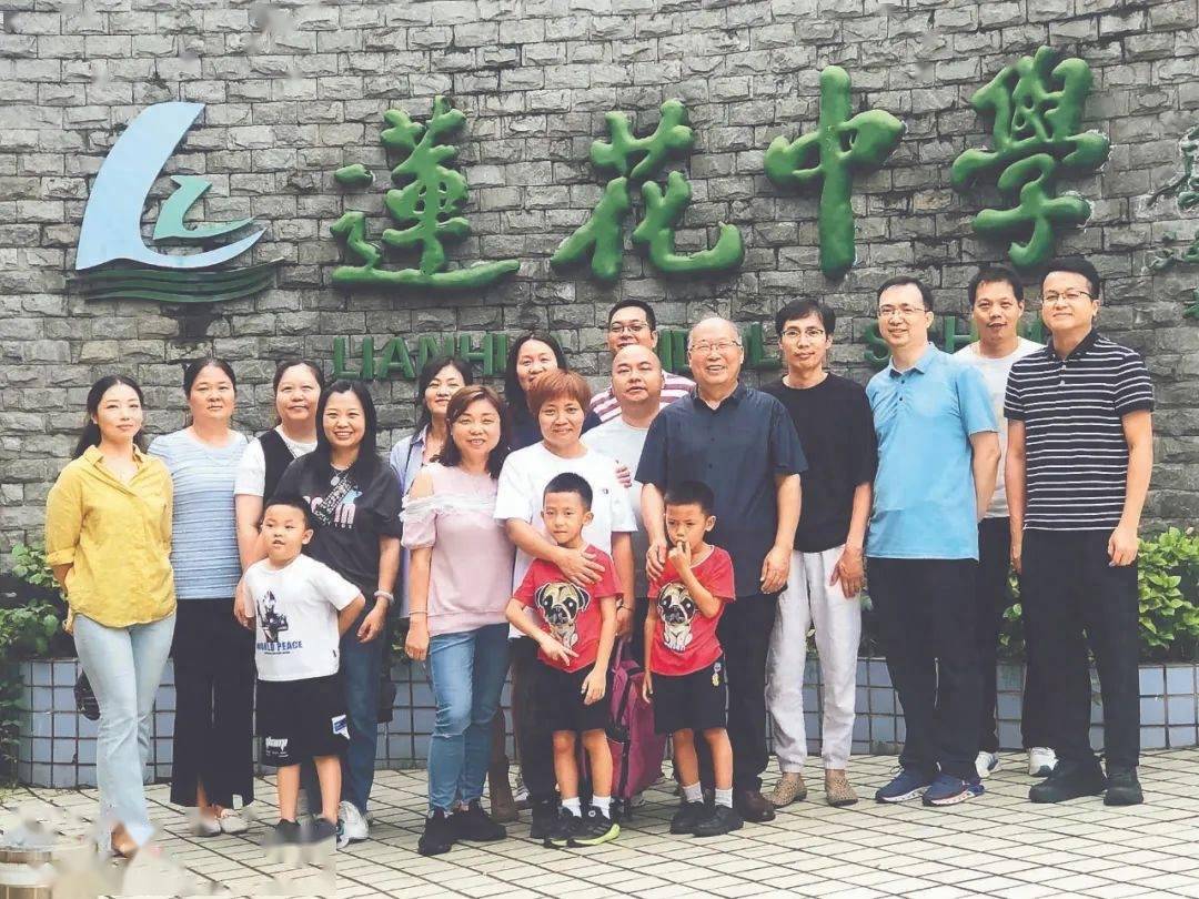 李建荣与莲花中学1993级初一9班与1994级初一2班同学在校门口合影.