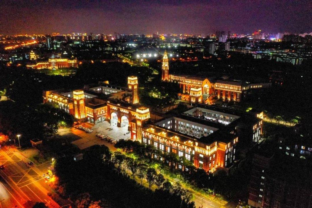 占地面积约8000亩,有东华大学,上海外国语大学,华东政法大学,上海对外