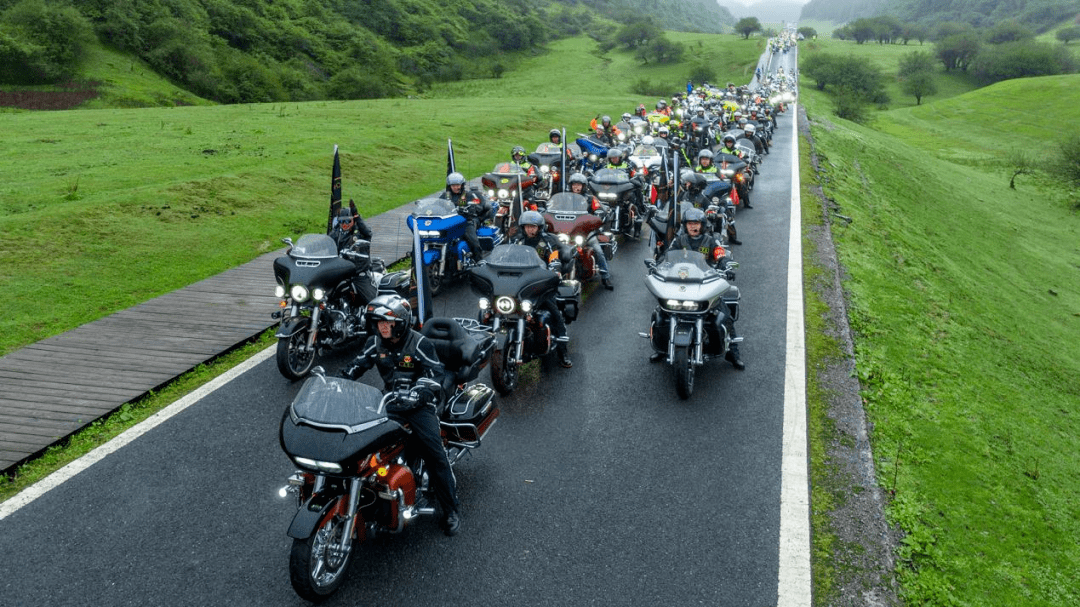 在旖旎的风景中上演一路狂飙,将骑士们无惧挑战,向往自由的摩托车精神