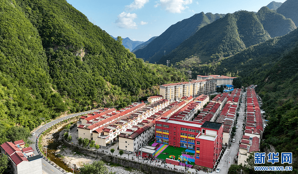 柞水县东昇森林公园广场,居民正在晨练.