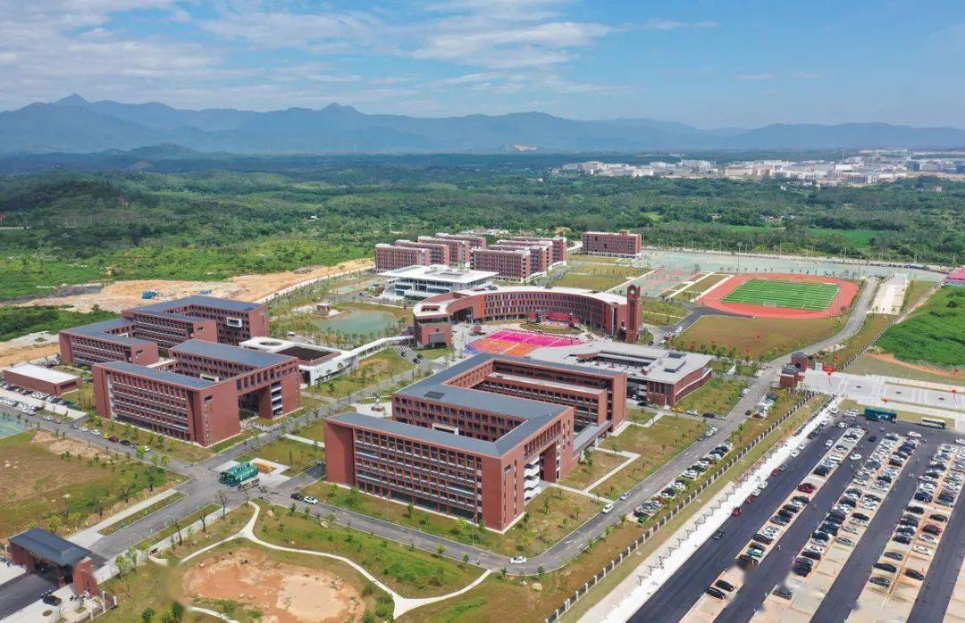 在阳西一中,卢一先详细了解城乡教育共同体建设情况,以及阳西一中建设