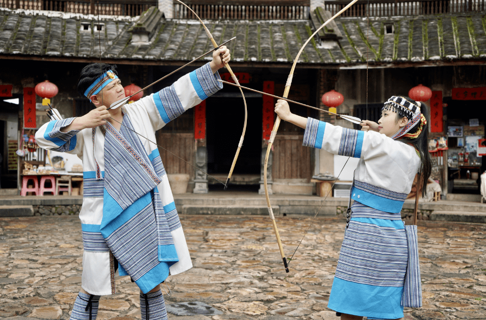 《射耳祭》射耳祭又稱打耳祭,是高山族傳統體育項目,族人們以弓箭射擊