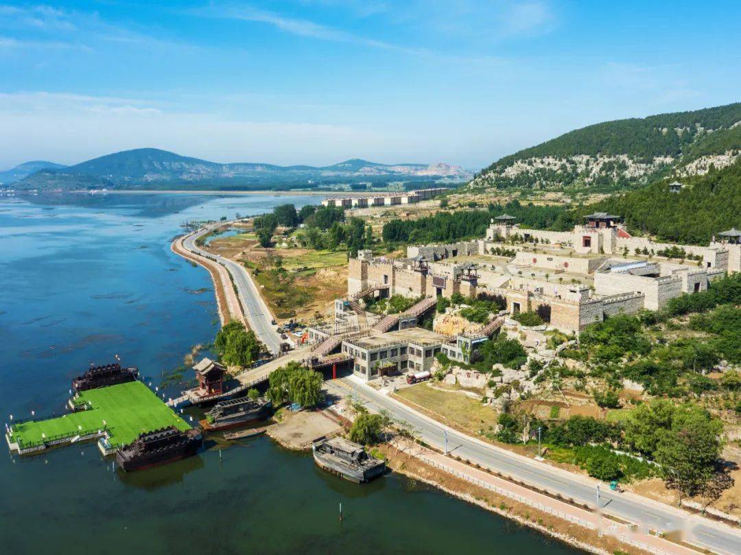 腊山国家森林公园,大小72座山峰,主峰海拔258.4米,有"小岱峰"之称.