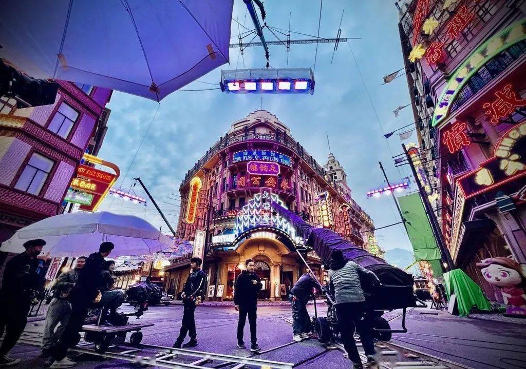 了一个红蓝混合的"霓虹光"作底,体现1941年上海租界的繁华与灯红酒绿