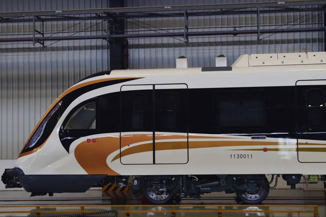 列车外观以金色为主,车身涂装设计灵感来源于三星堆黄金面具,融入地域