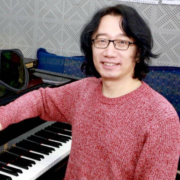 沈阳音乐学院教师合唱团常任指挥沈阳九歌青年合唱团艺术总监兼常任