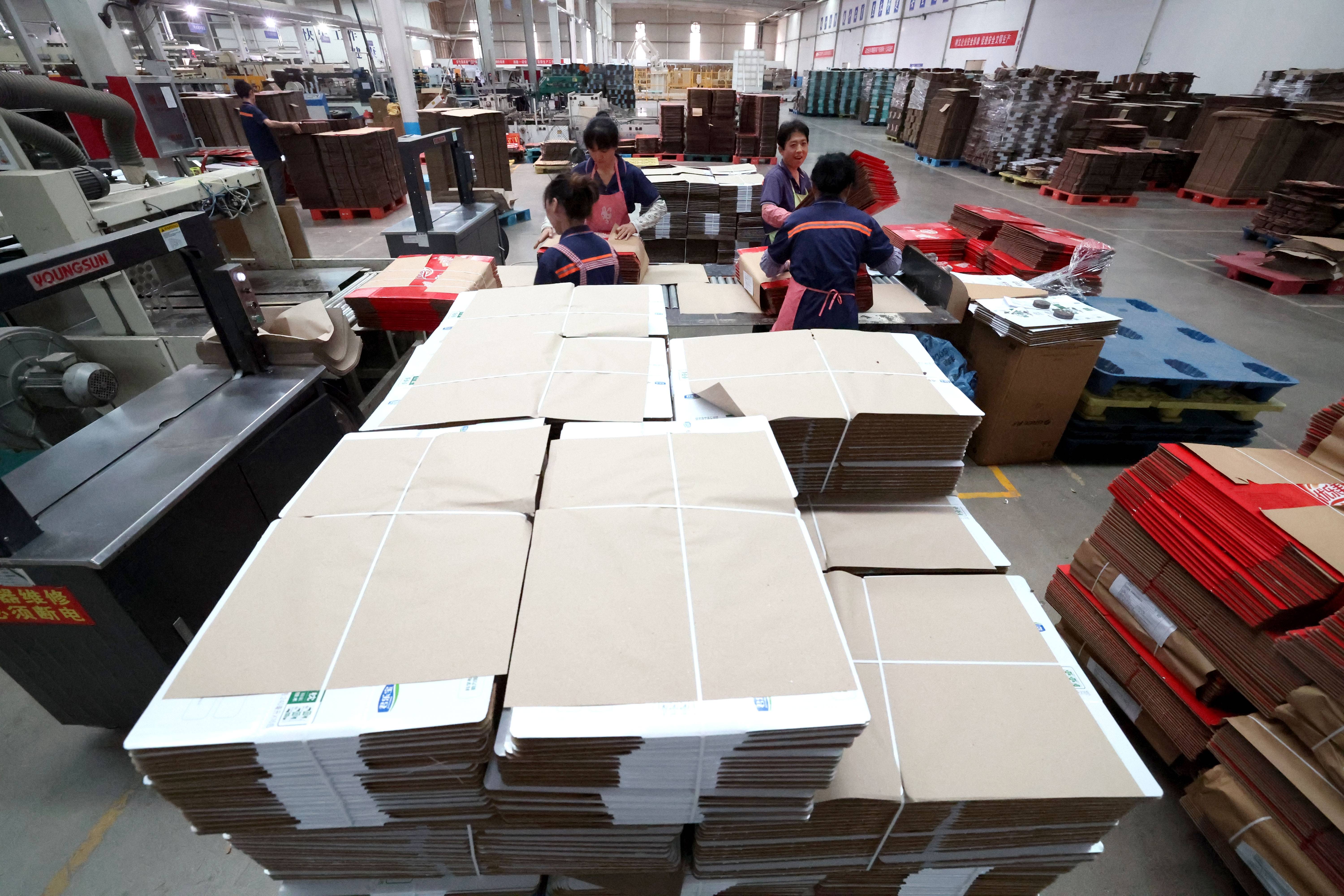 新华社记者 骆学峰 摄9月20日,行唐县一家包装生产企业工人在圆织车间