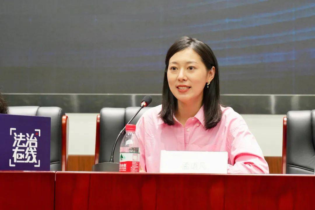 《国际传播》负责人张冬梅老师向同学们介绍总台期刊矩阵"三刊一鉴"的