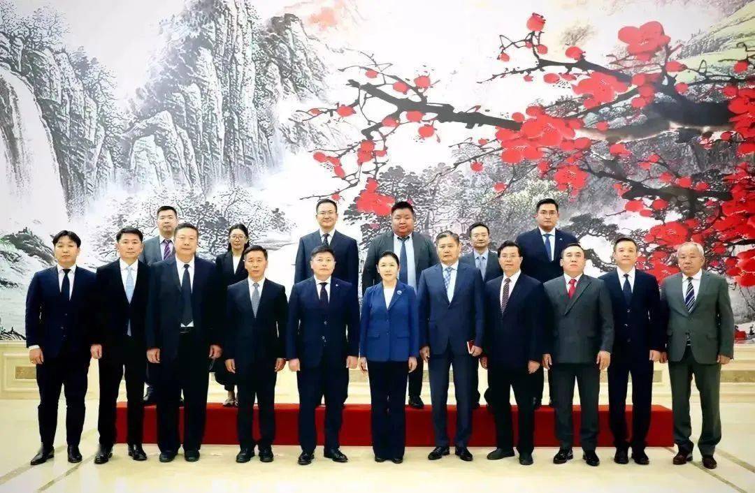 贺荣会见蒙古国法律内务部部长尼亚木巴特尔_法治_合作_交流