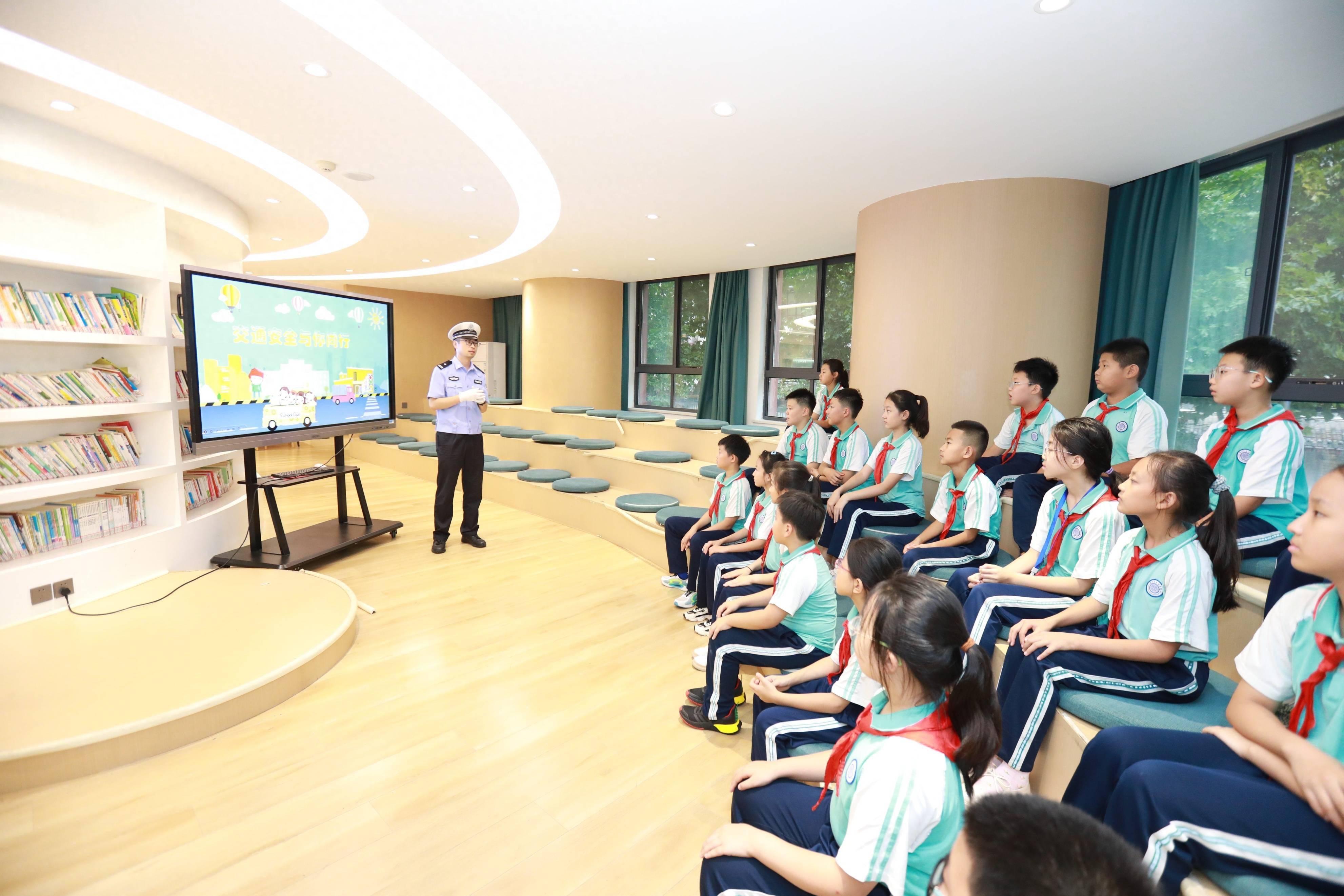 (李思科 张荣)新的学期开始,实验小学的"小交警"社团又迎来了新一批
