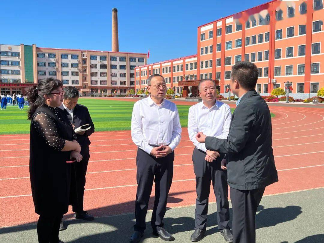 在勃利县第七中学,王文力细致察看了校园环境和各项配套设施,详细了解
