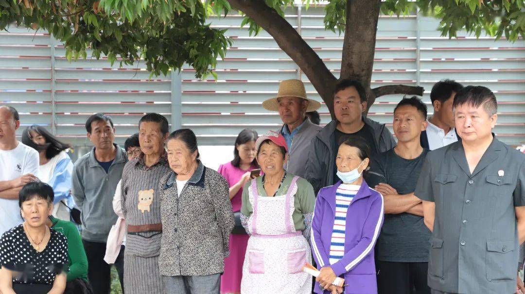 9月20日,在三岔河镇人来人往的集市上,陆良法院采取巡回审判的方式