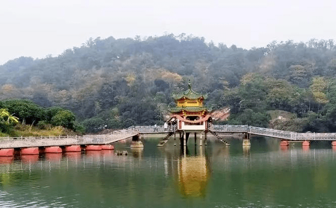 翠峰岩景区,位于汕头市潮南区仙城镇金竹岭西北山麓,距潮南城区13公里