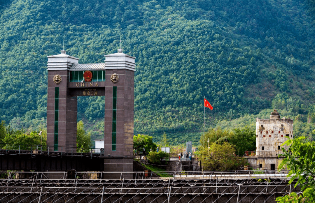 集安口岸国门/集安口岸国门与朝鲜慈江道满浦市隔鸭绿江相望,是中国