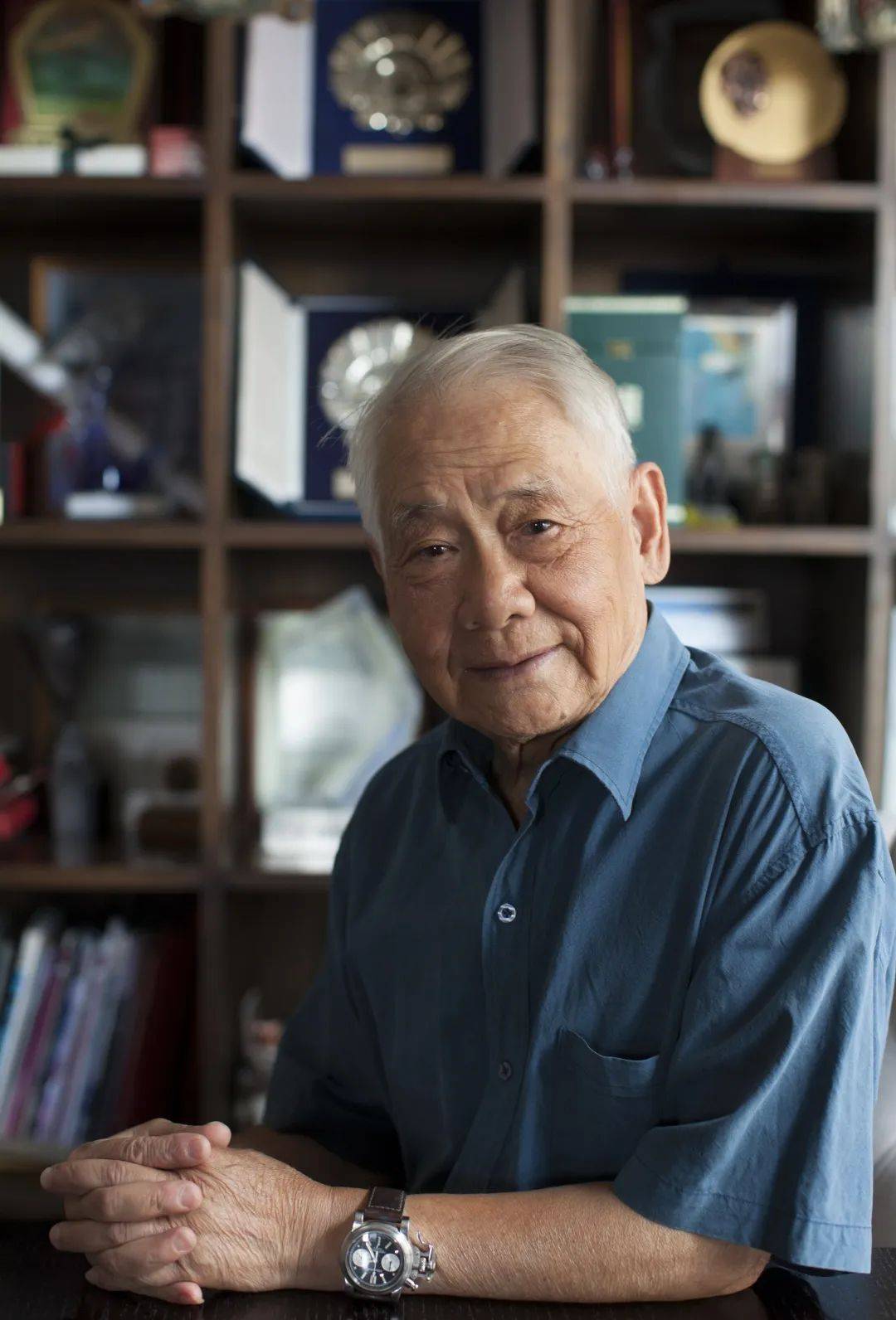 电影《神秘的大佛》导演张华勋回母校捐书