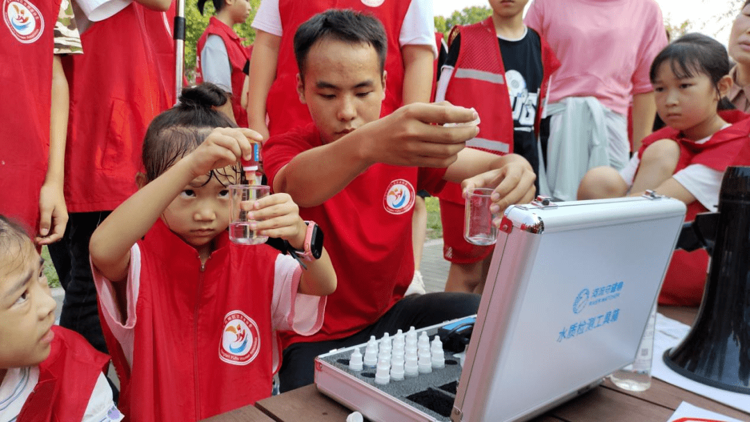 河小青带领小学生一起进行河流水质监测"与前些年相比,湘江的水质越来