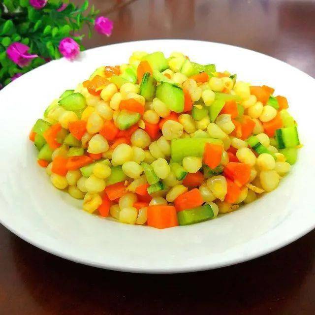 特色推荐红烧排骨面,腊肠炒饭晚餐手工糯米丸子,红烧大排,沙拉原味鸡