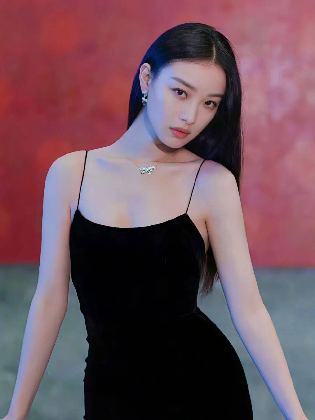 照片硬件条件满分,盘靓条顺,身材窈窕人总是会在不同阶段反复爱上倪妮