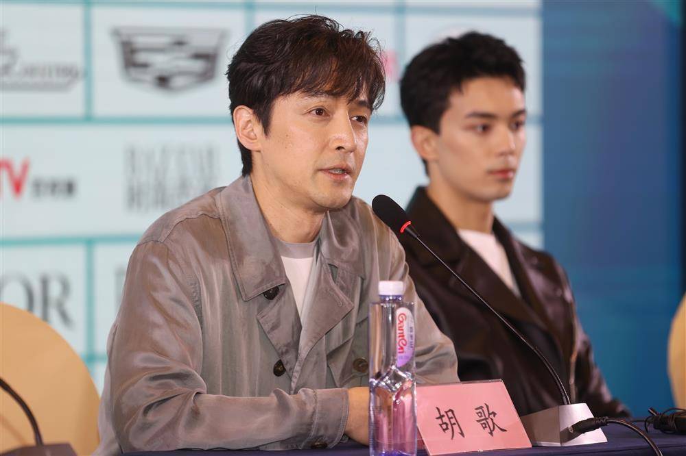 胡歌特意翻开与导演刘伽茵的微信聊天记录,"2021年7月13日,看完曹保平