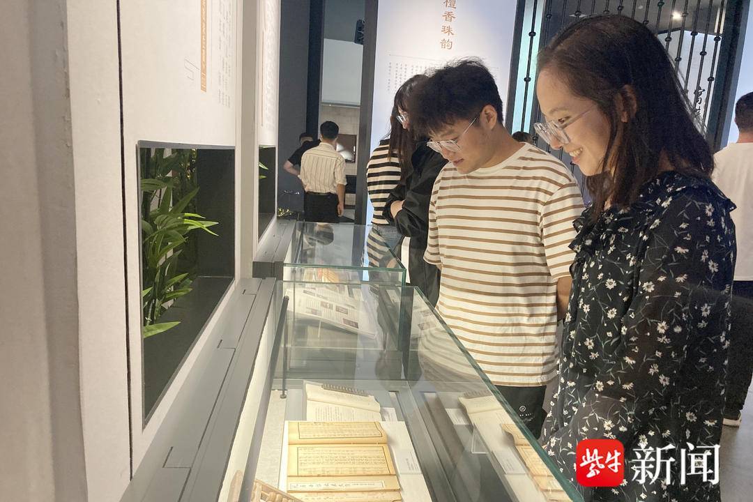 在张謇家风家教展示馆,大家依次参观"风之源,风之化,风之衍"三大展厅