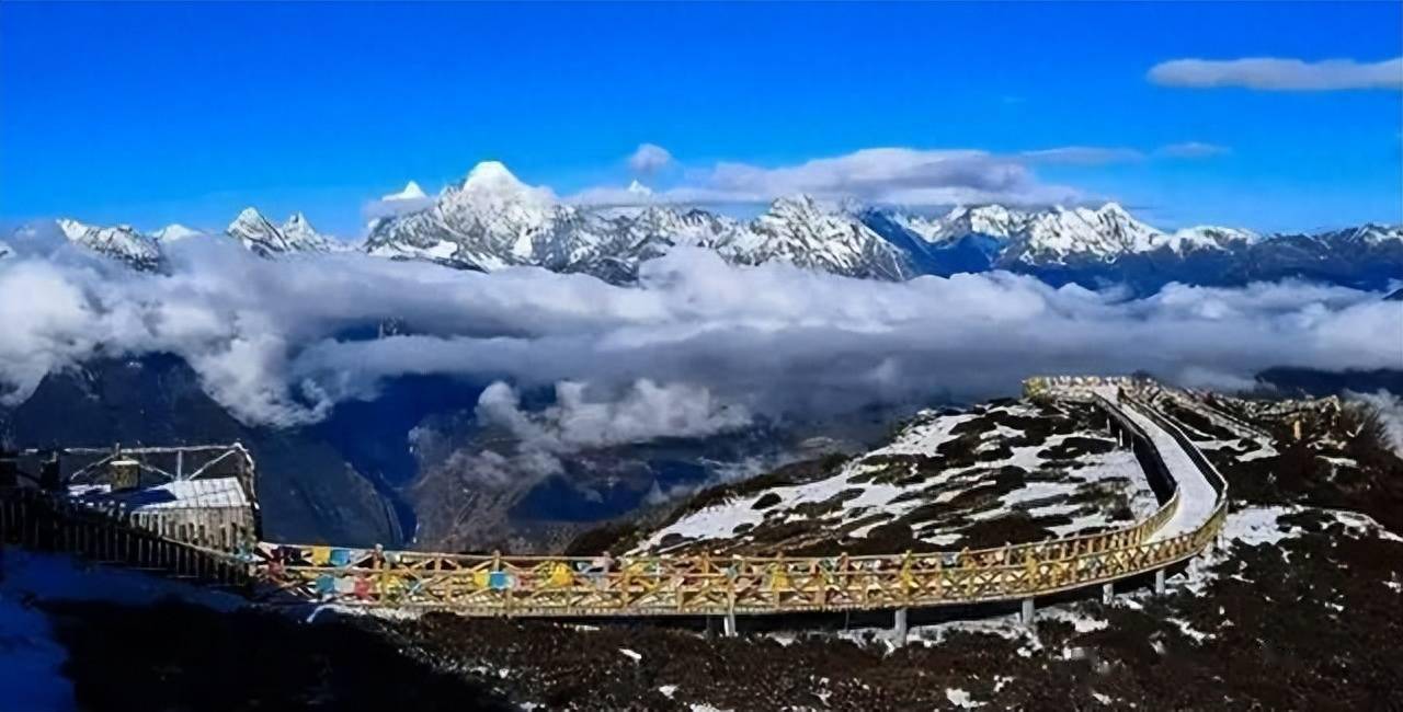 這裡一年四季都能欣賞到:雪山,雲海,日照金山,日落,日月同輝等景象,也