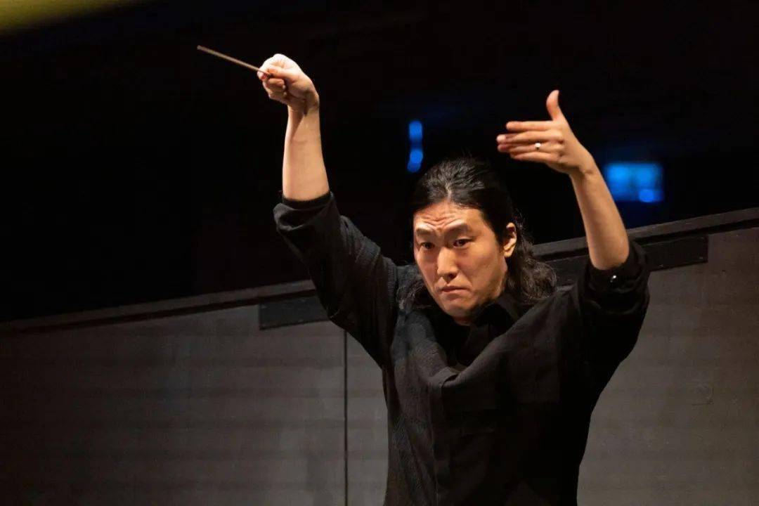 董超曾多次参加指挥大师班,并得到约翰-尼尔森,乔玛-帕努拉,马克