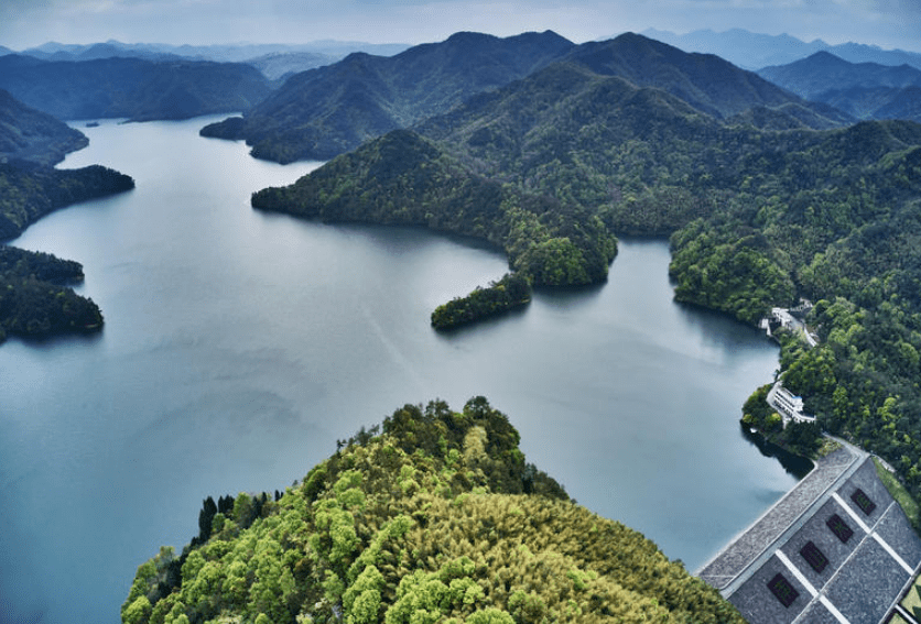 浙江南山湖国家森林公园位于浙江省绍兴市嵊州市西南部,由南山湖,天兴
