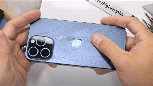 iPhone 15 Pro Max徒手掰弯暴力测试：后盖几秒就碎 