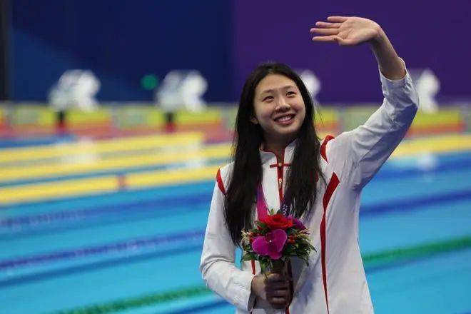 随后又携手队友杨浚瑄,程玉洁和吴卿风力压日本队,登上女子4×100