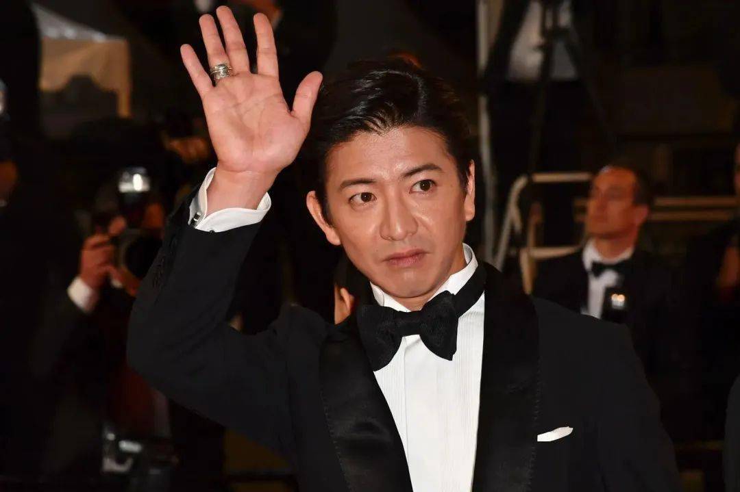培养了smap,v6等知名偶像男团,木村拓哉,反町隆史等知名艺人,影响了