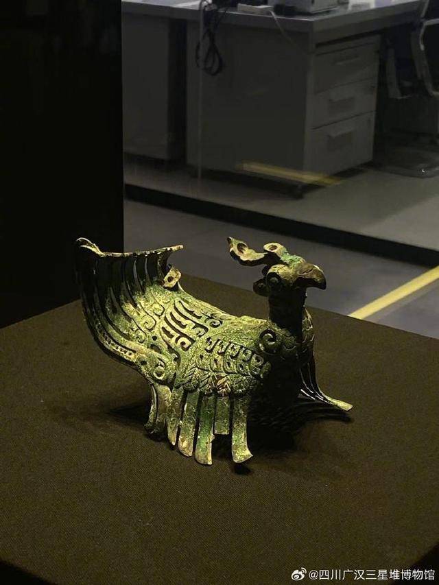 天鸡？凤凰？三星堆又“上新”了，绝美青铜鸟形器首次公布_搜狐网
