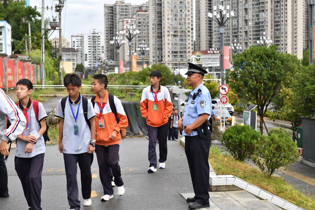 遵义七中校园警务室里有位"廖老师"_廖荣福_工作_公安