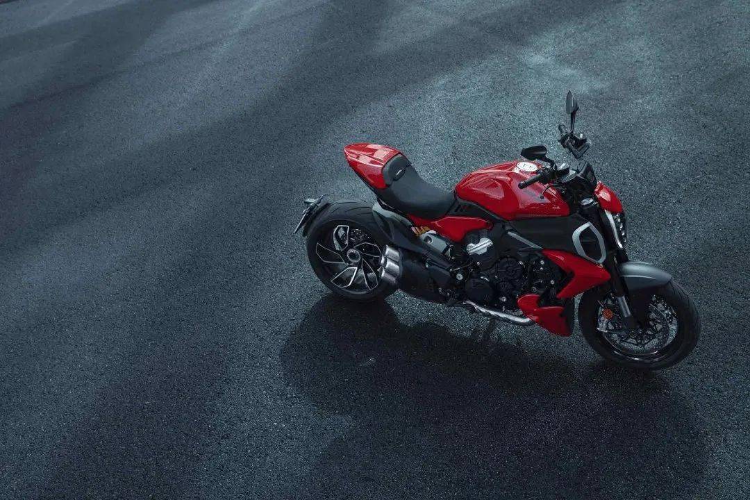 按之前的定价逻辑,panigale v4 25.9万的起售价,对比大魔鬼v2高出4.