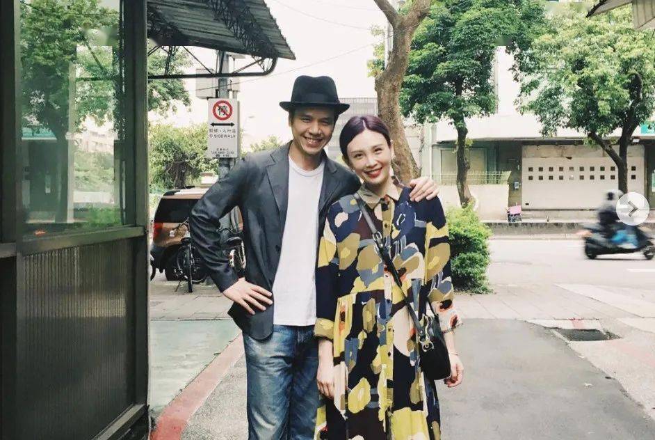 名利场欧弟离婚两年,酒后抱柱温存,美艳前妻两度"姐弟恋"……_詹仁雄