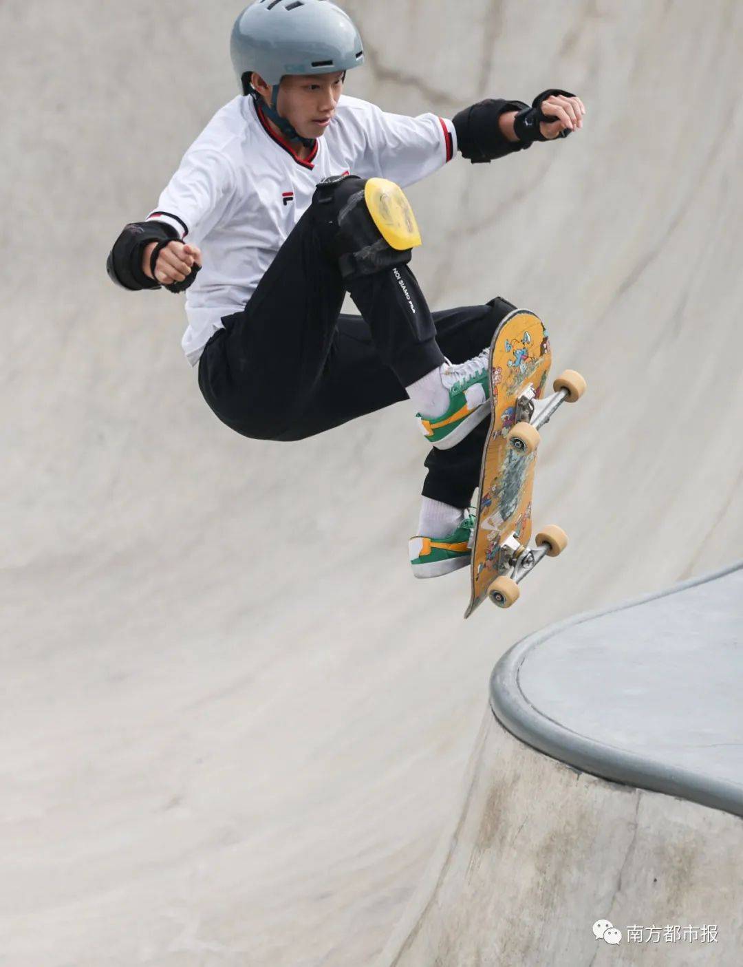 广东小帅哥,太牛了!历史首次!年龄最小_陈烨_滑板_中国