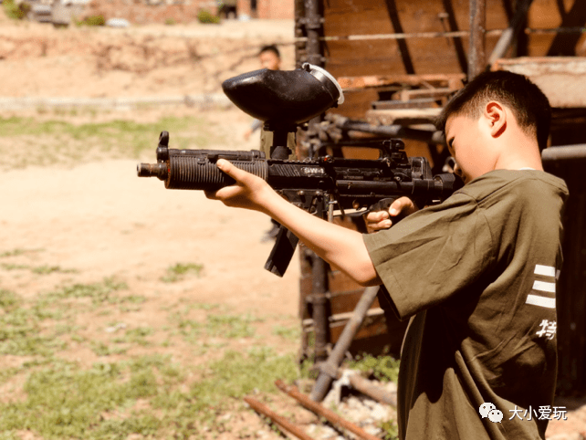 这可是在战场上性命攸关的细节,掌握使用paint ball(彩弹枪)的正确